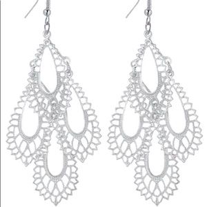 LAST 1 🚨 Silver Tear Drop Chandelier Earrings